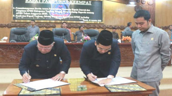 Safrial Tandatangani Ranperda APBD 2020