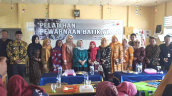 SKK Migas - PetroChina Latih Pewarnaan Batik Berbahan Alami