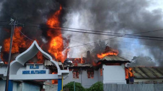 Penderita Gangguan Jiwa Bakar Rumah, Sebuah Mesjid Ikut Ludes