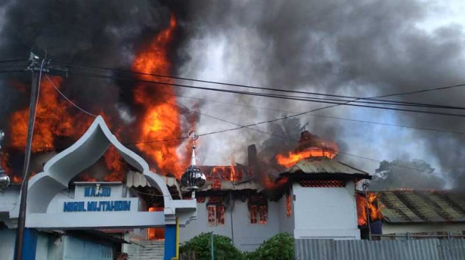 Penderita Gangguan Jiwa Bakar Rumah, Sebuah Mesjid Ikut Ludes