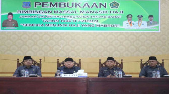 Bupati Tanjab Barat Buka Bimbingan Massal Manasik Haji 2019