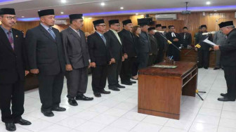 Safrial Lantik 8 Pejabat Eselon II