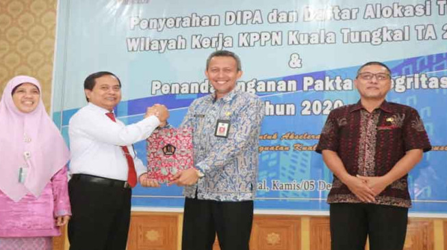 Pemkab Tanjab Barat Terima Penghargaan Koordinasi Penyaluran Dana Transfer dan Dana Desa