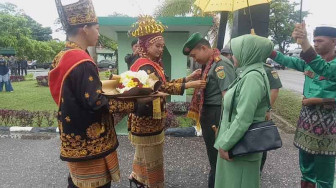 Letkol Inf Tomi Radya Diyansyah Disambut Tari Sekapur Sirih