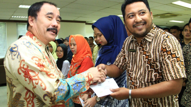 Sekjen DPD RI Salurkan Bantuan Korban Banjir Pegawai Di Lingkungan DPD RI