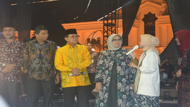 Masyarakat Tumpah Ruah Hadiri Malam Pesta Rakyat HUT Jambi