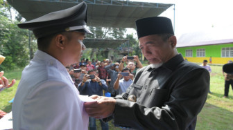 Wabup Lantik Sukron Hadis sebagai Kades Air Batu