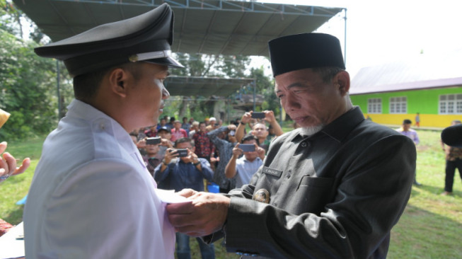 Wabup Lantik Sukron Hadis sebagai Kades Air Batu