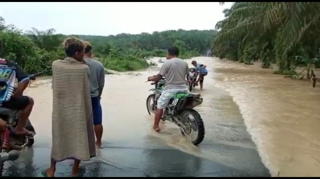Akses Jalan Renah Pamenang - Pamenang Selatan Putus