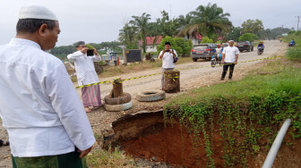Wabup Mashuri Pantau Amblesnya Jalan Sungai Sahut