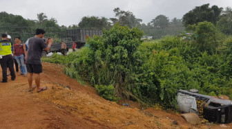 Mobil Bermuatan Buah Durian Jatuh Kejurang