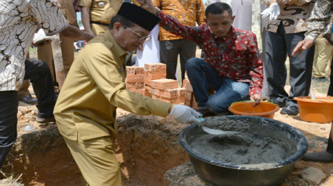 Fachrori Bantu Pembangunan Masjid Nurul Wahid Mendalo