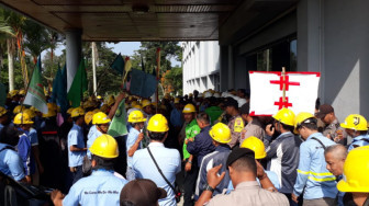 Ratusan Karyawan LPPI Demo di Depan Kantor Managemen