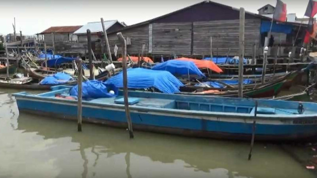 Nelayan Udang Ketak Gantung Jaring