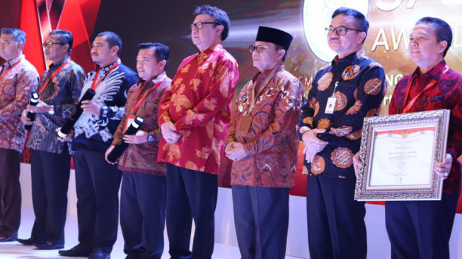 Bupati Merangin Raih Penghargaan SAKIP Award 2019