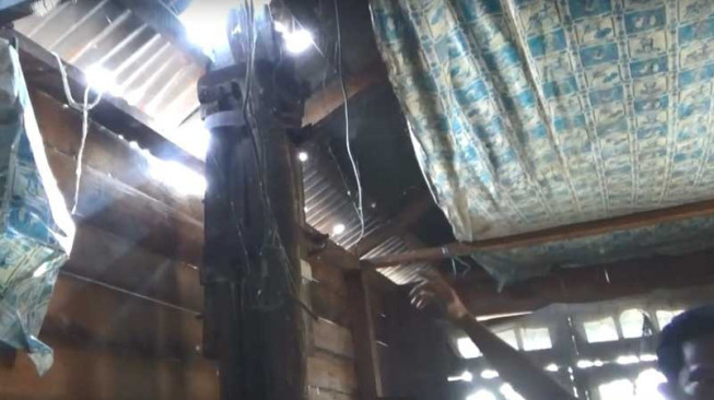 Tiang Listrik PLN dalam Rumah