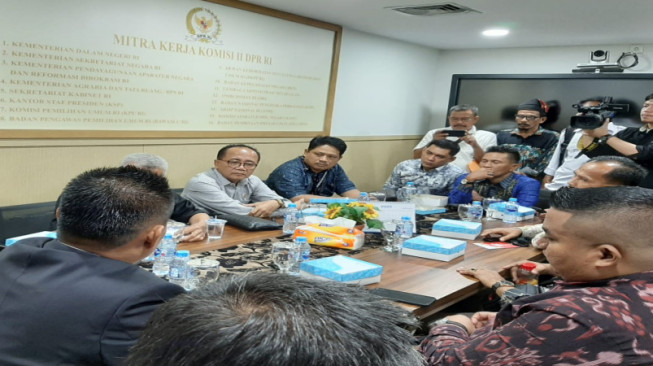 Hasbi Anshory Kawal Suku Anak Dalam Mengadu ke Komisi II DPR