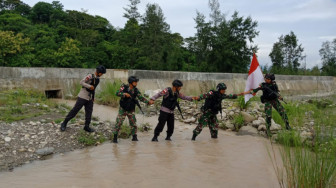 Sinergitas TNI - Polri, Satgas Pamtas Yonif R 142/KJ Patroli Bersama