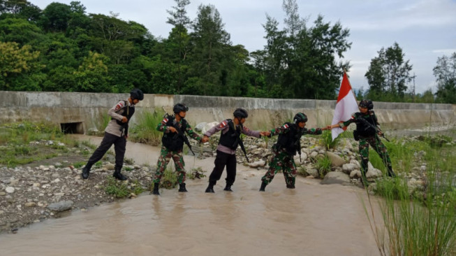 Sinergitas TNI - Polri, Satgas Pamtas Yonif R 142/KJ Patroli Bersama
