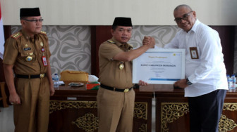Bupati Merangin Terima Piagam Penghargaan Dari PLN