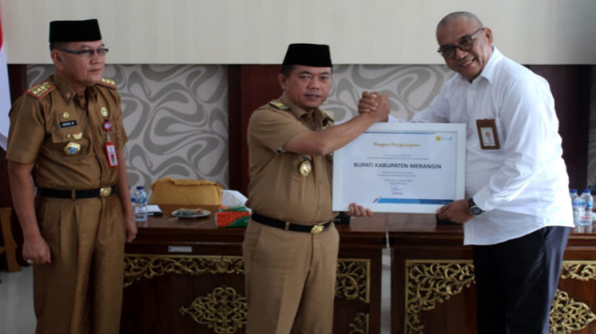 Bupati Merangin Terima Piagam Penghargaan Dari PLN