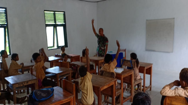 Satgas Pamtas RI-RDTL Yonif Raider 142/KJ Berikan Bantuan Tenaga Pendidik di SD Inpres