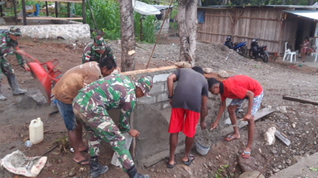 Satgas Pamtas Yonif R 142/KJ Peduli, Bangun Bak Sampah di Desa Takirin