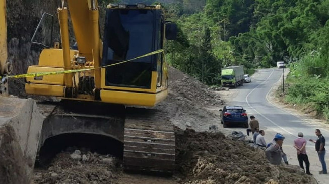 Alat Berat di Lokasi Galian C Kota Sungaipenuh Dipasangi Police Line