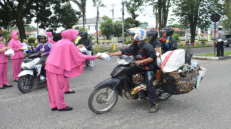 Mantap..!! Jum'at Barokah, Bhayangkari Polres Merangin Bagi-Bagi Nasi Kotak