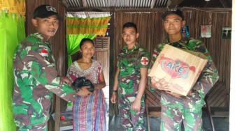 Satgas Pamtas Membantu Kesulitan Rakyat di Tapal Batas