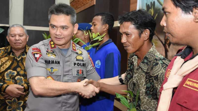 Dukung Penuh Penghijauan Pantai, Polda Jambi Ikut Tanam Mangrove