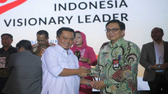 Al Haris Terima Penghargaan Indonesia Visionary Leader