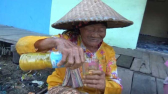 Nenek Ngatiyah, Hidup Sebatangkara, Berjualan Jamu Gendong Keliling Kampung