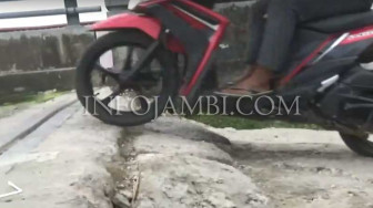 Oprit Jembatan Parit Lima Mengintai Korban