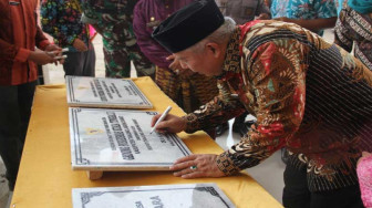 Resmikan Kantor Camat Betara, Ini Pesan Bupati Safrial...