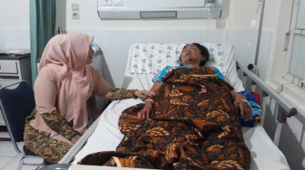 Yuninnta Asmara Besuk Korban Kecelakaan
