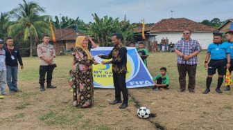 Yuninnta Asmara Buka Open Turnamen Kades Cup Lopak Aur