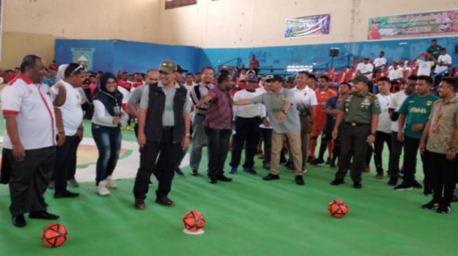 Nono Sampono Buka Turnamen Futsal di Sorong