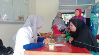 Puskesmas Bangko Periksa Kesehatan Lansia dan Sosialisasi Corona