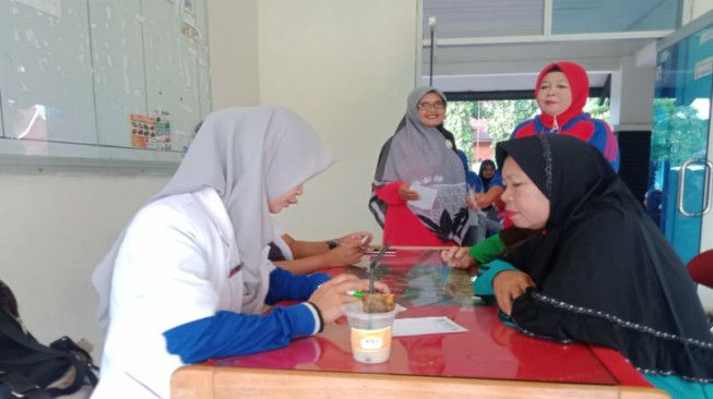 Puskesmas Bangko Periksa Kesehatan Lansia dan Sosialisasi Corona
