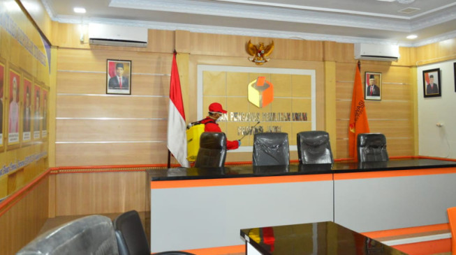 Cegah Virus Corona, Kantor Bawaslu Disemprot Disinfektan