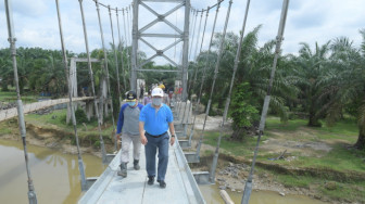 Dua Proyek Jembatan Gantung di Tabir, Dipantau Bupati Al-Haris