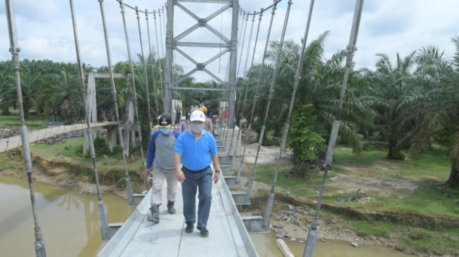 Dua Proyek Jembatan Gantung di Tabir, Dipantau Bupati Al-Haris