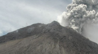 Gunung Merapi Bererupsi, Kolom Abu Terpantau Setinggi 5000 Meter