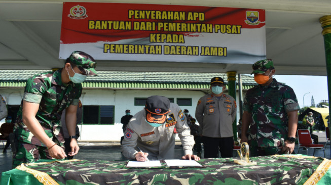 Danrem 042/Gapu Serahkan APD Bantuan Pemerintah Pusat ke Pemprov Jambi