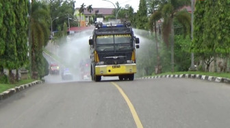 Dua Water Canon Diturunkan Semprotkan Disinfektan