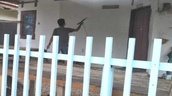 Sadari Ganasnya Covid-19, Warga Perumahan Aurduri Lakukan Penyemprotan Disinfektan