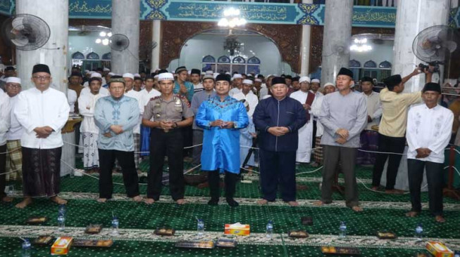 Riza Muhammad Isi Tabligh Akbar Peringatan Isra' Mi'raj Pemkab Tanjab Barat