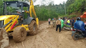Pemkab Merangin Turunkan Alat Berat ke Lokasi Longsor