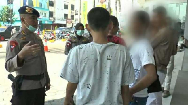 Nongkrong di Mal, Polisi Bubarkan Kerumunan Pelajar